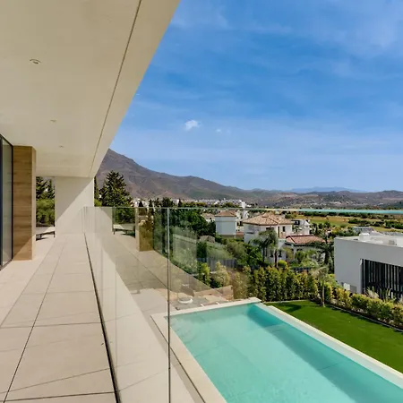 Golf & Seaview With Heated Private Pool Estepona